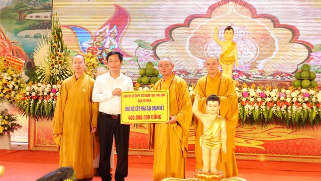 Ban Từ thiện xã hội GHPGVN tỉnh cũng trao tặng 8 căn nhà tình nghĩa cho các hộ nghèo trên địa bàn tỉnh với tổng số tiền 400 triệu đồng