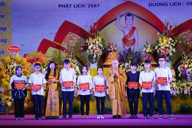 Trao quà đến các em học sinh hiếu học