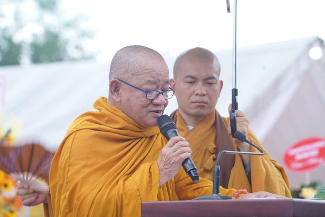 Thượng tọa Thích Thiện Trí tuyên đọc Diễn văn Phật đản của Hòa thượng Chủ tịch Hội đồng Trị sự