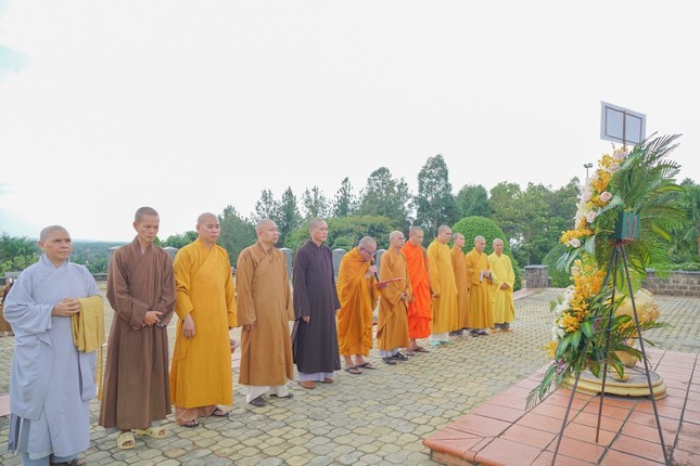 Ban Trị sự đặt vòng hoa tưởng niệm tại Nghĩa trang Liệt sĩ tỉnh Bình Phước