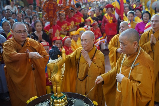 Trang nghiêm cử hành nghi thức Tắm Phật