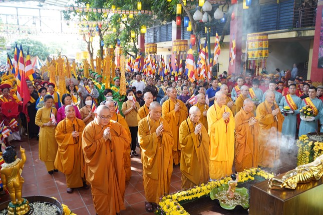 Chư tôn giáo phẩm niêm hương bạch Phật
