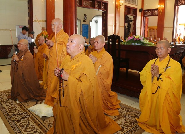 Niêm hương, đảnh lễ Tam bảo