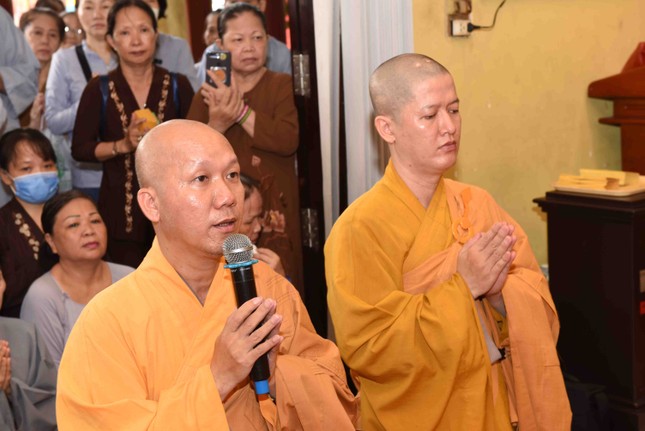 Đại diện chùa Bửu Liên tác bạch cúng dường