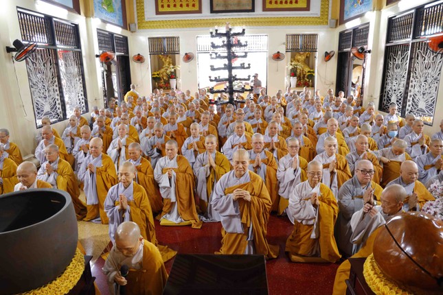 Chư Ni hạ trường chùa Dược Sư niêm hương, đảnh lễ Tam bảo