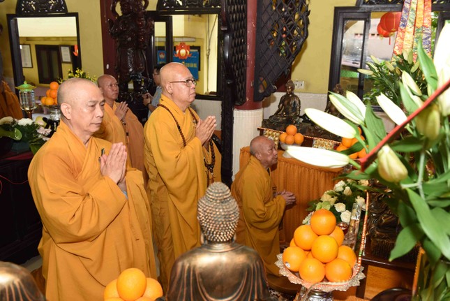 Chư tôn đức đảnh lễ Tam bảo