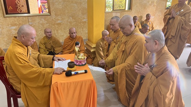 Chư Tăng tuần tự tác pháp an cư Chư Tăng tuần tự tác pháp an cư