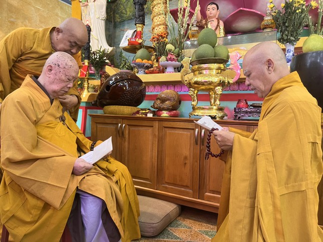 Nhị vị Hòa thượng đối thú an cư Nhị vị Hòa thượng đối thú an cư