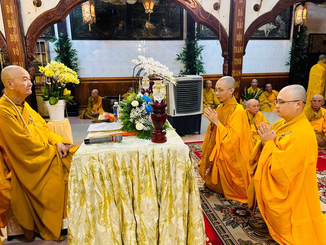 Chư Tăng trang nghiêm tác pháp an cư