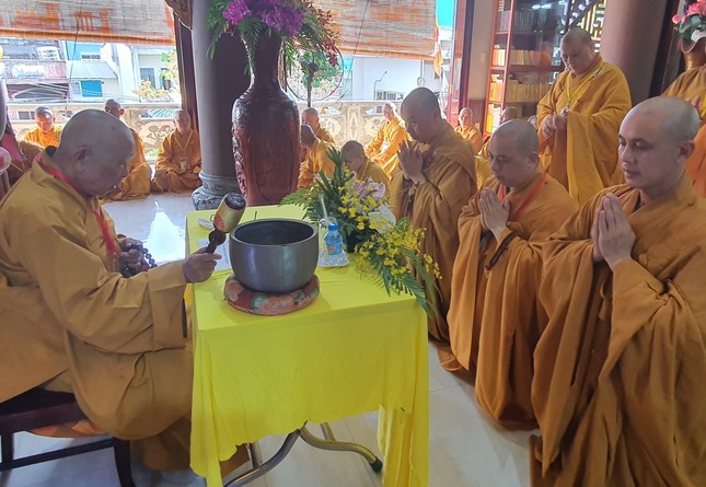 Chư Tăng tuần tự theo hạ lạp tác pháp an cư