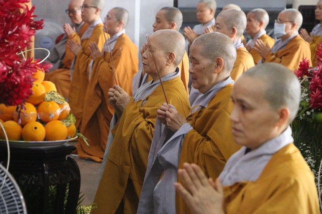 Chư tôn đức Ni niêm hương đảnh lễ Tam bảo