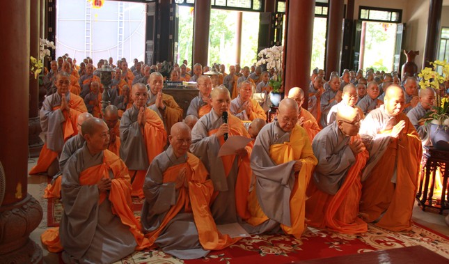 Chư Ni đảnh lễ đại Tăng cầu thọ an cư và trình danh sách trước khi trở về trú xứ cử hành lễ thọ an cư