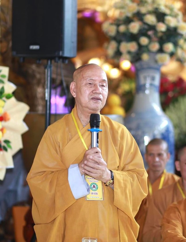 Thượng tọa Thích Trúc Thông Tánh sách tấn các khóa sinh trong buổi khai mạc khóa tu