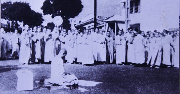 Bồ-tát Thích Quảng Đức ngồi kiết già niệm Phật, chuẩn bị tự thiêu - Ảnh: Nguyễn Văn Thông Bồ-tát Thích Quảng Đức ngồi kiết già niệm Phật, chuẩn bị tự thiêu - Ảnh: Nguyễn Văn Thông