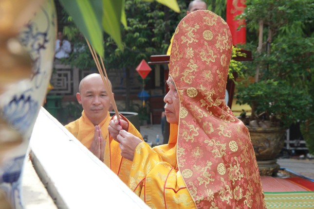 Trưởng lão Hòa thượng Thích Đức Thanh dâng hương tưởng niệm