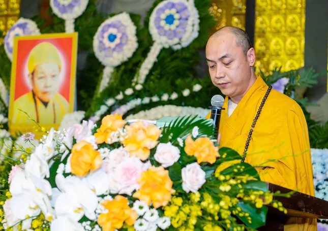 Thượng tọa Thích Tâm Minh cung tuyên tiểu sử của cố Hòa thượng Thích Thanh Cầm Thượng tọa Thích Tâm Minh cung tuyên tiểu sử của cố Hòa thượng Thích Thanh Cầm