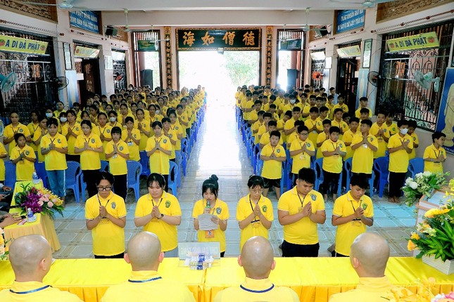 Đại diện các khóa sinh dâng lời tri ân và phát nguyện siêng năng, tinh tấn trong suốt khóa tu Đại diện các khóa sinh dâng lời tri ân và phát nguyện siêng năng, tinh tấn trong suốt khóa tu