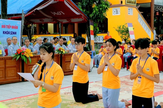 Đại diện các khóa sinh dâng lời phát nguyện tinh tấn tu học, chấp hành nội quy khóa tu, luôn giữ trật tự trong thời khóa Đại diện các khóa sinh dâng lời phát nguyện tinh tấn tu học, chấp hành nội quy khóa tu, luôn giữ trật tự trong thời khóa