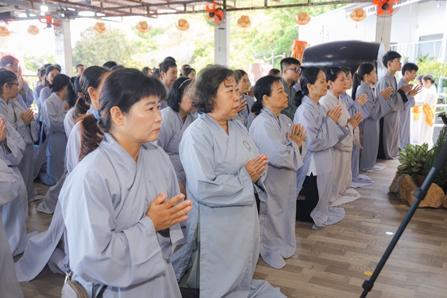 Phật tử tham dự khóa tu