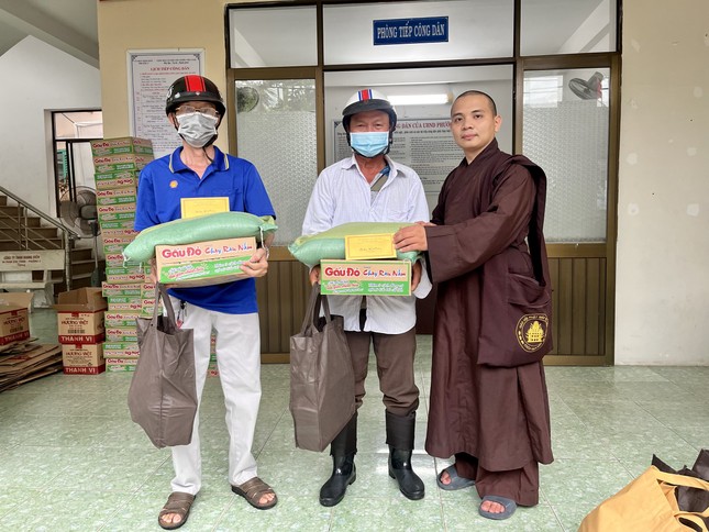 Trao quà đến các hoàn cảnh khó khăn