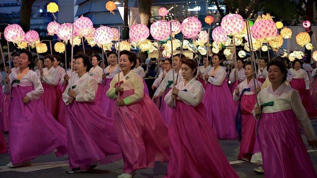 Cuộc diễu hành đèn lồng Yeondeunghoe rực rỡ Cuộc diễu hành đèn lồng Yeondeunghoe rực rỡ