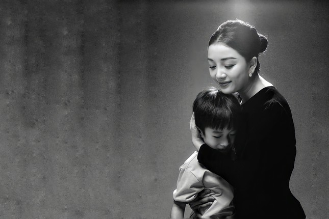 Ca sĩ Phạm Thu Hà và con trai