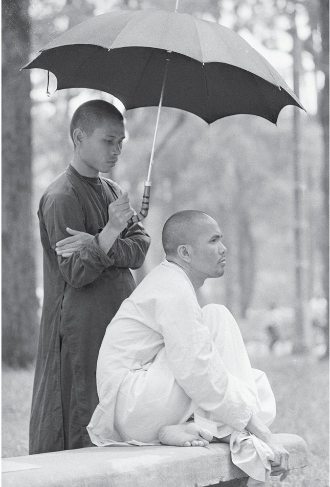 Hòa thượng Thích Giác Quang (lúc còn trẻ) một dịp thị giả Hòa thượng Trí Quang trước Dinh Độc Lập, Sài Gòn - Ảnh: Time