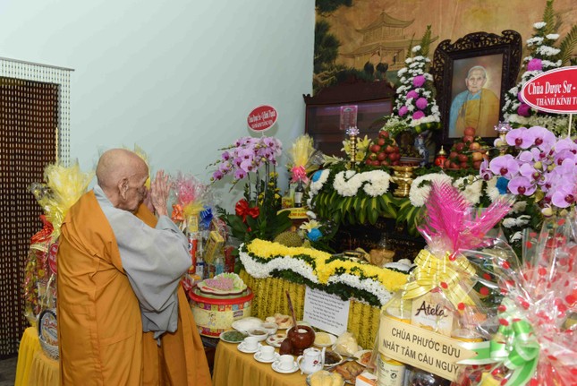 Ni trưởng Thích nữ Huệ Mai, viện chủ chùa Hoa Nghiêm tưởng niệm bậc tiền bối Ni trưởng Thích nữ Huệ Mai, viện chủ chùa Hoa Nghiêm tưởng niệm bậc tiền bối