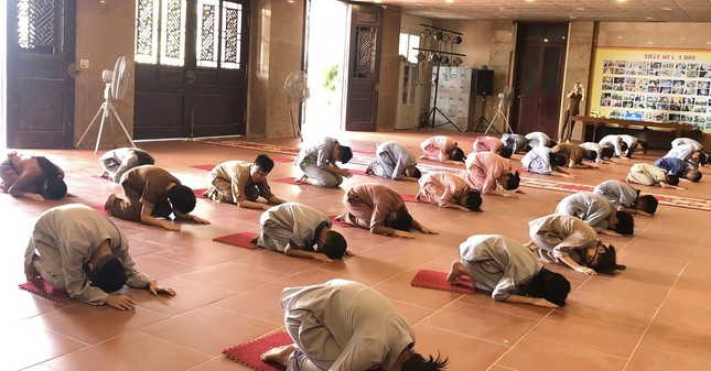 Các em lễ Phật tại chùa Đại Tuệ Các em lễ Phật tại chùa Đại Tuệ