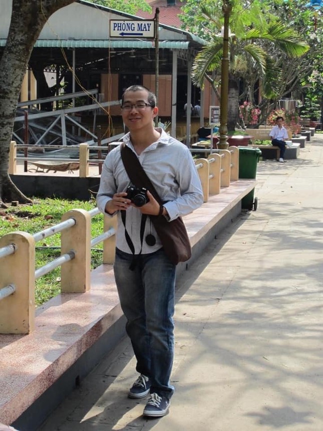 Tác giả khi mới vào nghề 5 năm, trong lần tác nghiệp ở chùa Hoằng Pháp - Ảnh: Phong Châu