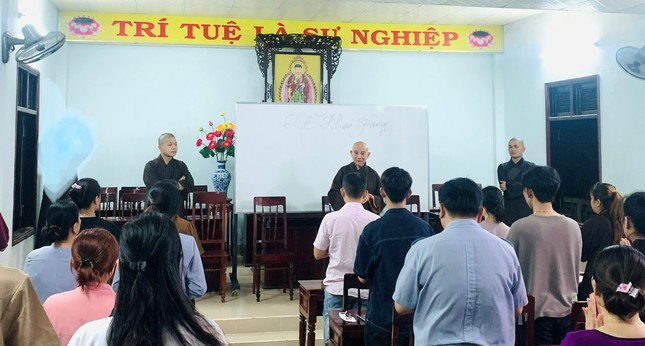 Hòa thượng Thích Trí Thắng, viện chủ chùa Hoa Nghiêm sách tấn các học viên Hòa thượng Thích Trí Thắng, viện chủ chùa Hoa Nghiêm sách tấn các học viên