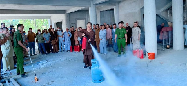 Hòa thượng Thích Thọ Lạc thực tập phương án chữa cháy Hòa thượng Thích Thọ Lạc thực tập phương án chữa cháy