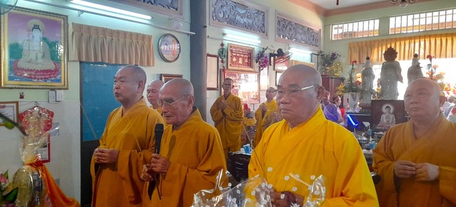 Chư tôn giáo phẩm thắp hương tưởng niệm Chư tôn giáo phẩm thắp hương tưởng niệm