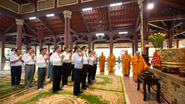 Phái đoàn dâng hương, đảnh lễ Tam bảo tại chánh điện thiền viện Thường Chiếu Phái đoàn dâng hương, đảnh lễ Tam bảo tại chánh điện thiền viện Thường Chiếu