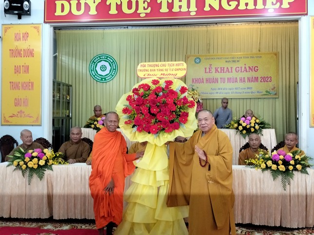 Hòa thượng Thích Thiện Pháp thay mặt Hội đồng Trị sự tặng hoa chúc mừng Hòa thượng Thích Thiện Pháp thay mặt Hội đồng Trị sự tặng hoa chúc mừng