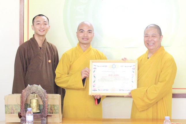 Trao Giấy khen đến Ban Hướng dẫn Phật tử tỉnh Nghệ An Trao Giấy khen đến Ban Hướng dẫn Phật tử tỉnh Nghệ An