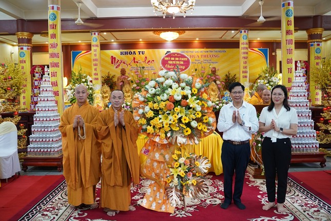 Lãnh đạo TP.Sông Công tặng hoa chúc mừng