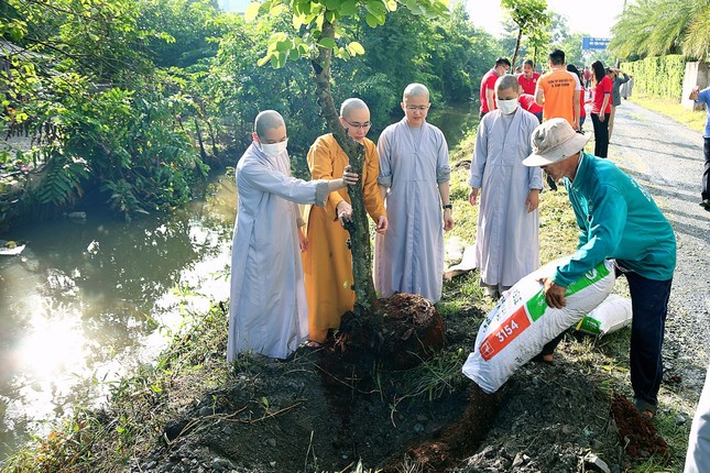 Tích cực tham gia phong trào bảo vệ môi trường Tích cực tham gia phong trào bảo vệ môi trường