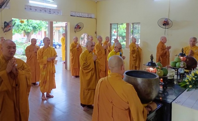 Chư Tăng làm lễ Bố-tát tại chánh điện chùa Huệ Viễn