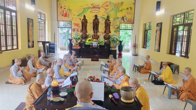 Chư Ni nghe trùng tuyên giới luật tại niệm Phật đường - chùa Huệ Viễn