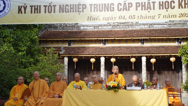 Trưởng lão Hòa thượng Thích Đức Thanh sách tấn Tăng Ni sinh trước khi bước vào kỳ thi