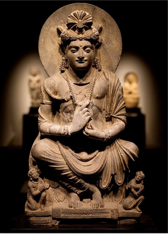 Cách khắc họa tượng theo phong cách Gandhara thể hiện rõ sự dung hòa Ấn Độ - Hy Lạp Cách khắc họa tượng theo phong cách Gandhara thể hiện rõ sự dung hòa Ấn Độ - Hy Lạp