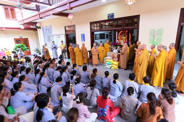 Cúng dường tại trường hạ tu viện Tường Vân Cúng dường tại trường hạ tu viện Tường Vân