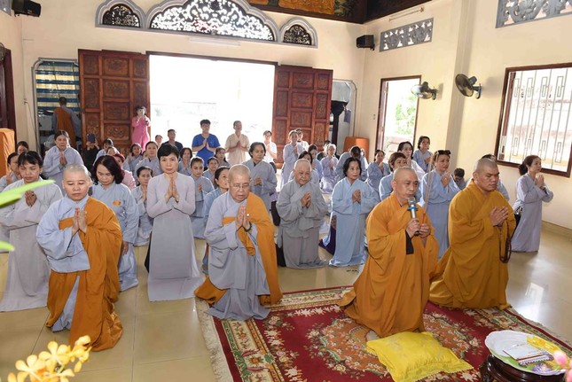 Niêm hương, đảnh lễ Tam bảo tại chùa Phước Viên Niêm hương, đảnh lễ Tam bảo tại chùa Phước Viên