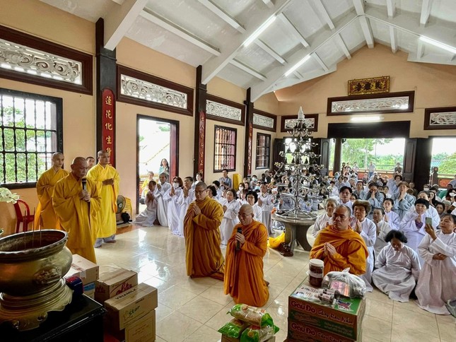 Đại diện Ban Chức sự hạ trường chùa Thiên Khánh (Long An) tri ân đoàn Đại diện Ban Chức sự hạ trường chùa Thiên Khánh (Long An) tri ân đoàn