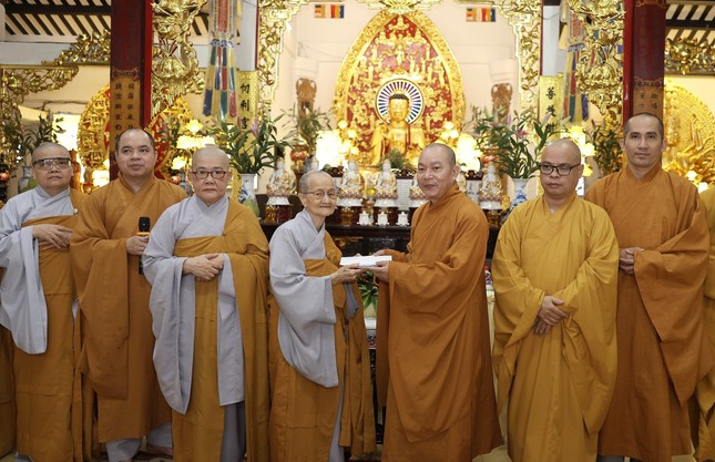 Thượng tọa Thích Thiện Bửu trao tịnh tài cúng dường đến chư Ni trường hạ chùa Phước Hòa Thượng tọa Thích Thiện Bửu trao tịnh tài cúng dường đến chư Ni trường hạ chùa Phước Hòa