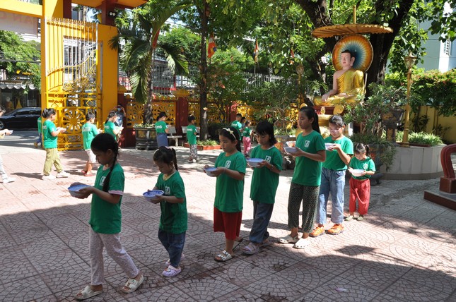 Dùng trưa Dùng trưa