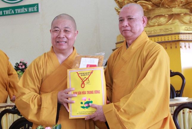 Hòa thượng Thích Phước Minh thay mặt Ban Trị sự GHPGVN tỉnh Quảng Nam ký biên bản hợp tác với Ban Văn hóa T.Ư