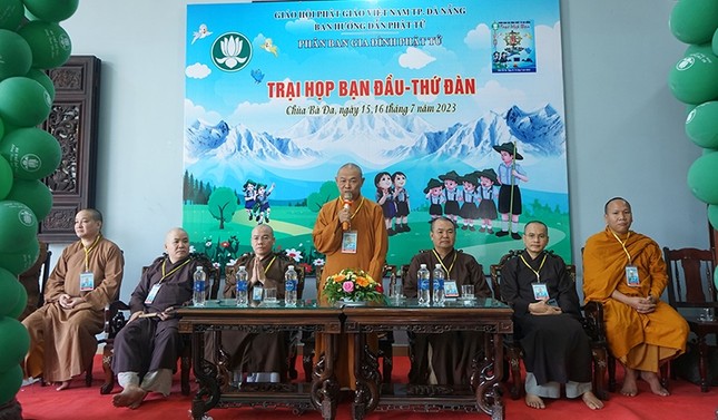 Hòa thượng Thích Từ Nghiêm ban đạo từ sách tấn các đoàn sinh Hòa thượng Thích Từ Nghiêm ban đạo từ sách tấn các đoàn sinh