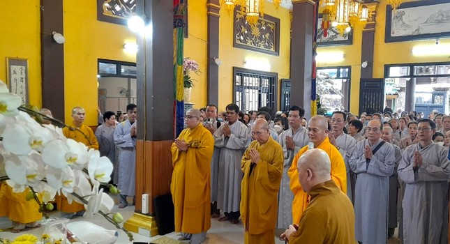 Chư Tăng hướng dẫn Phật tử cúng dường các trường hạ tại TP.HCM Chư Tăng hướng dẫn Phật tử cúng dường các trường hạ tại TP.HCM